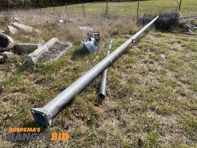 Lot 30-3740 - (1) Aluminum Pole approximately 28' long. Seller will load.