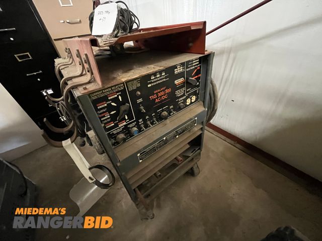 Lot 30-370 - Lincoln Idealarc TIG 300/300 Welder