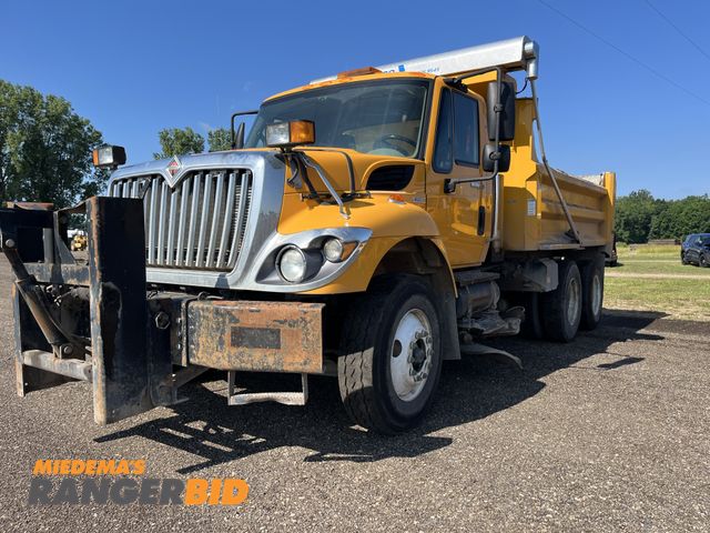 Lot 30-738 - 2009 International 7400 SBA 6X4 with a 7.6L L6 DIESEL engine. Dump Truck