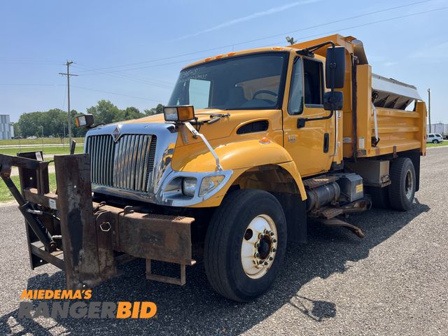Lot 30-1552 - 2007 International 7400 SFA 4X2Bwith a 7.6L L6 DIESEL engine. Dump Truck