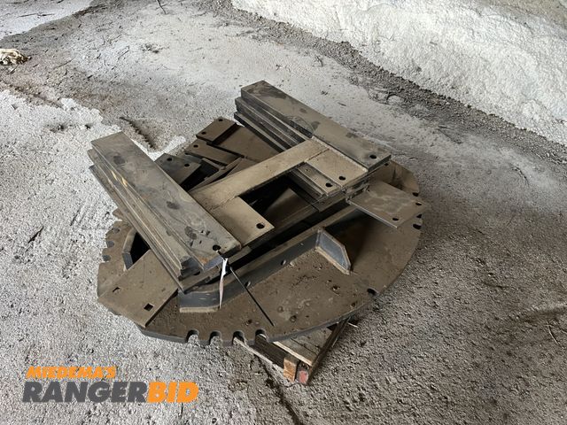 Lot 30-2350 - Root F-44 single swing scraper table with mounting legs