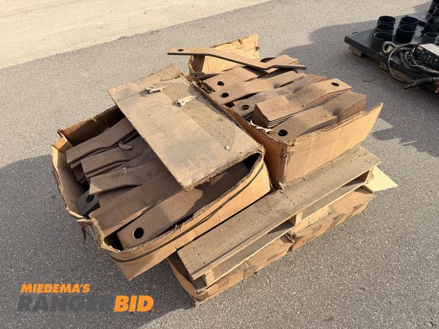 Lot 30-3578 - Pallet of Brush Hog Mower Blades