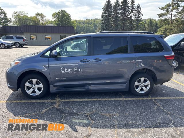 Lot 30-3218 - 2016 Toyota Sienna Mini Van FWD