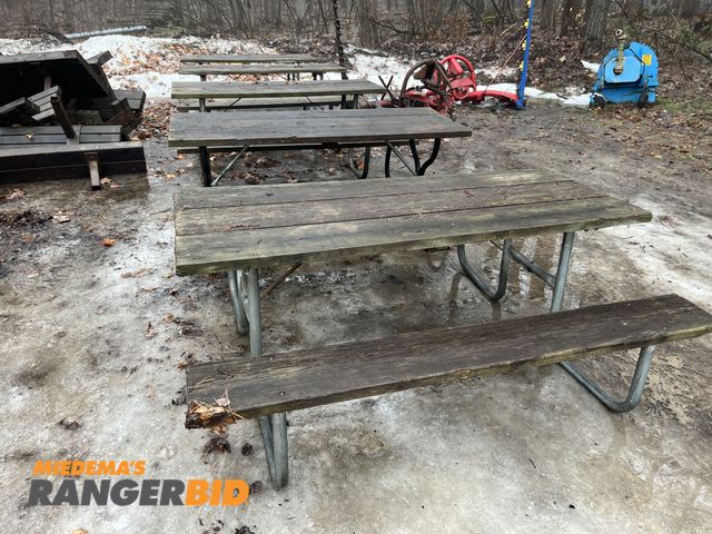 Lot 30-4417 - 5 6' Picnic Tables