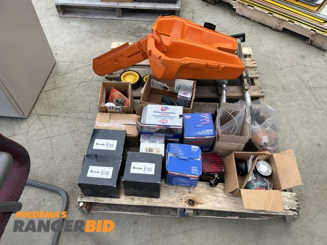Lot 30-4142 - Pallet of lights, casters, stihl chainsaw case, and more
