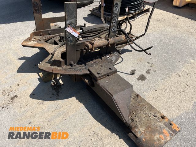 Lot 30-2303 - Root F49 Dual swing cylinder scraper assembly