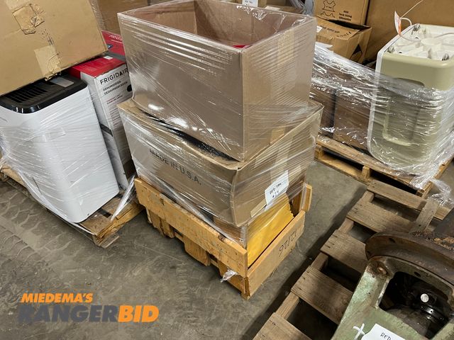 Lot 30-384 - Pallet includes new pump flags and Vacuum Pump in working condition