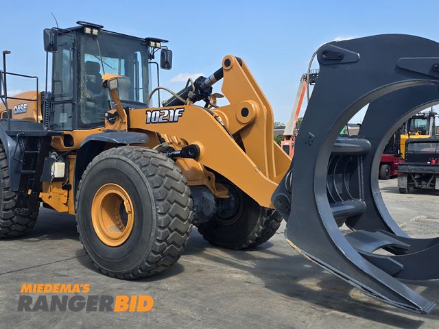 Lot 30-11399 - 2016 Case 1021F Loader With Log Clamp - See Video for Operation