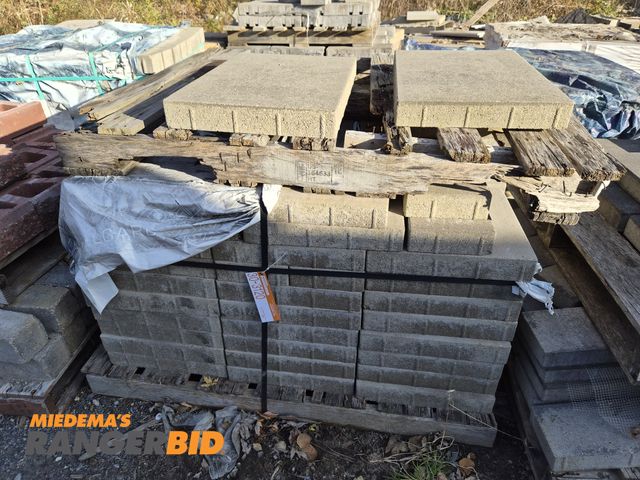 Lot 30-3120 - Belgard Pavers, miscellaneous sizes, approx. 120 sq ft