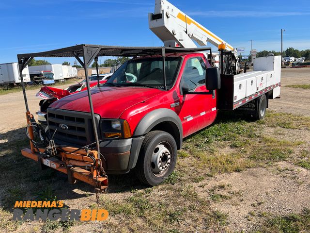 Lot 30-4045 - 2005 Ford F-550 with a 6.0L V8 OHV 32V TURBO DIESEL engine. Boom Truck /Bucket Truck / Aerial Bucket Truck