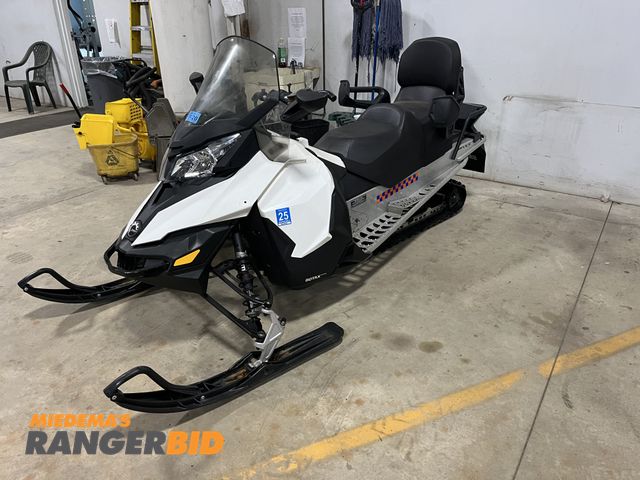 Lot 30-10523 - 2018 Ski-Doo G.T. Sport Snowmobile