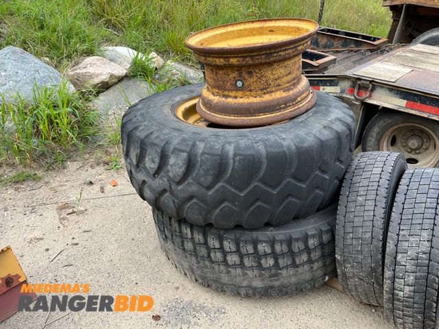Lot 30-3572 - Lot of Backhoe tires and rims