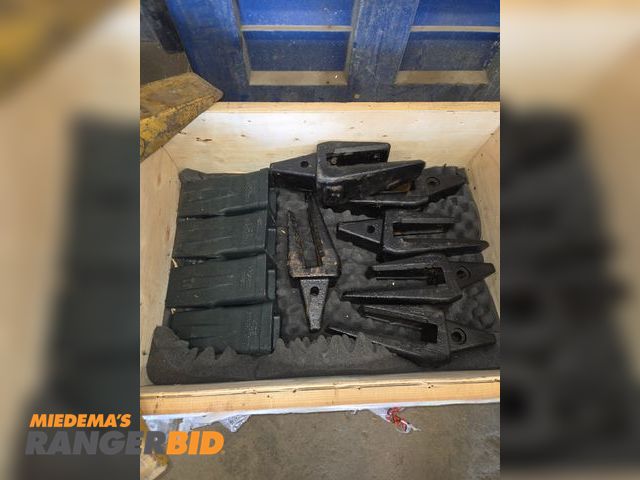 Lot 30-5024 - Hyundai Bucket teeth and adapters with locking pins and washer