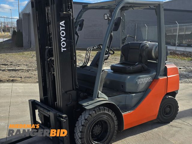 Lot 30-157 - 2014 Toyota 5,000lbs Capacity Pneumatic Forklift - See Video for Operation