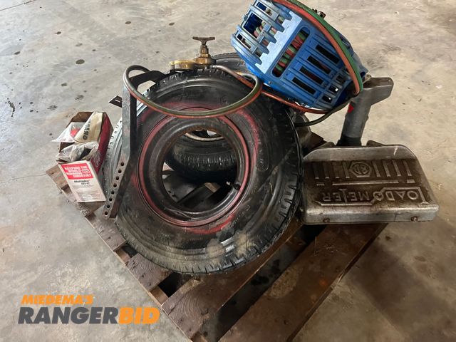 Lot 30-3902 - Lot includes everything on this pallet.  Seller will load.