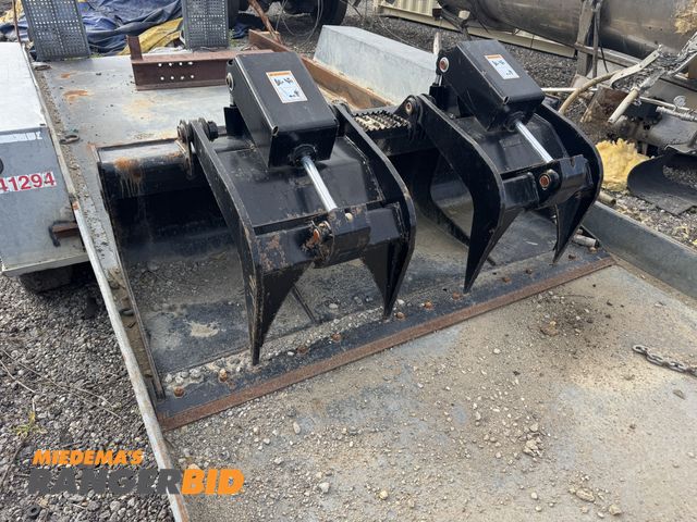 Lot 30-1006 - 2018 Grapple Bucket Model: 157-7225, Ser# A4186GB30102, 2-grapple type, hydraulic actuated, skid ste...