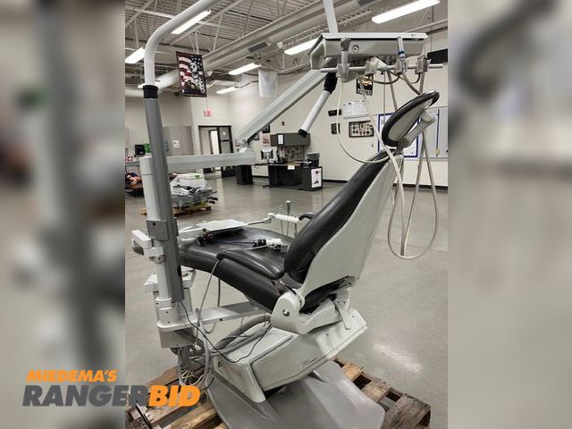 Lot 30-5625 - 1 Hydraulic dental exam chair dental exam chair 3900 Hydraulic brand dental patient exam chair, in working condition, has water,air and suction