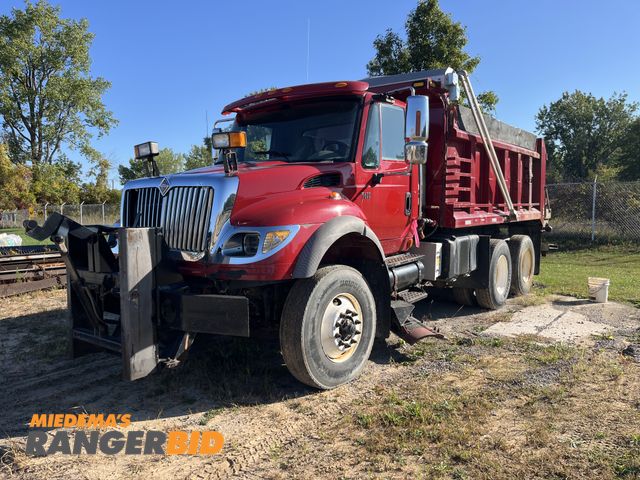 Lot 30-1847 - 2006 International 7600 6x4 with Cummins ISM Dump Truck