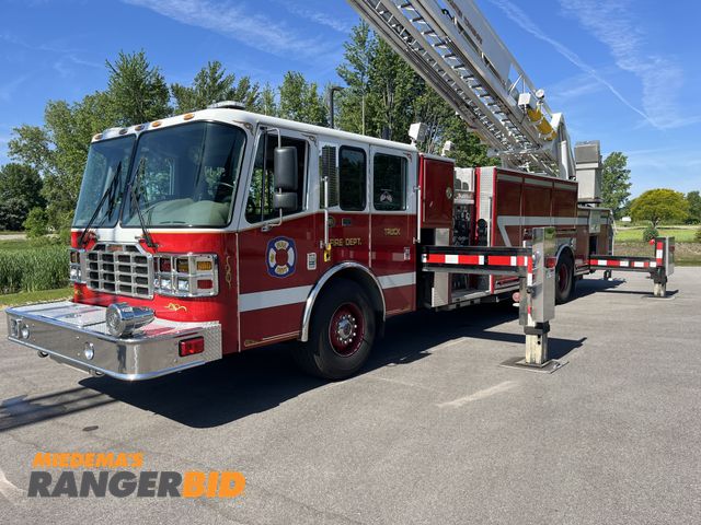 Lot 30-3835 - 2001 Ferrara Ladder Truck Fire Truck