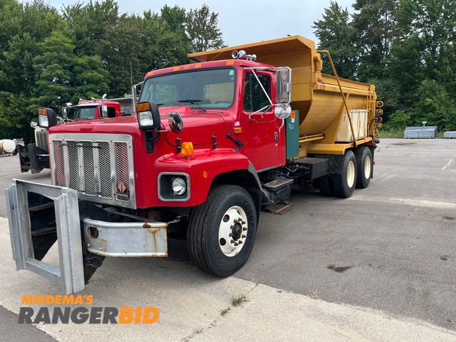 Lot 30-3333 - 2001 International 2674 6X4 with Cummins N14 Engine Dump Truck