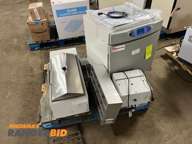 Lot 30-3489 - Lot includes everything on this pallet. Items include Thermo Fisher Scientific RCC300T-5-VBC, Waterbath, and Culture Incubator