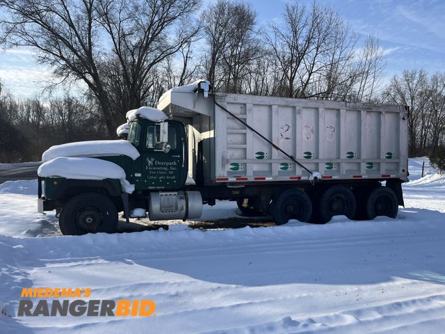 Lot 30-4625 - 1995 Mack RD 690S Tri-Axle Dump Truck