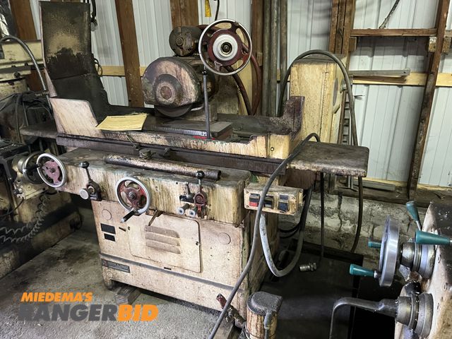 Lot 30-1029 - Norton 6" x 18" Type S-3 Surface grinder, automatic feeds and coolant tank.