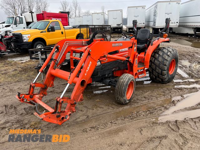 Lot 30-400 - 2005 Kubota L433OD HST Loader Tractor