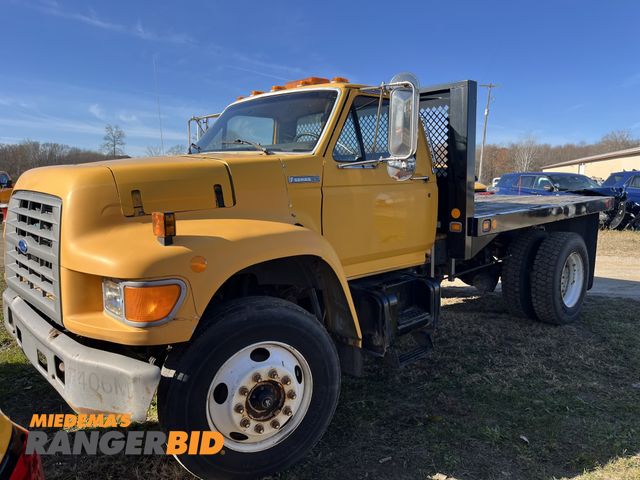 Lot 30-1919 - 1996 Ford F-800 Flatbed Truck