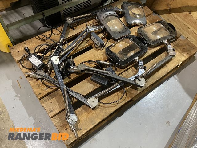 Lot 30-37 - LOT OF 4 O.C. White Illuminated Magnification Lamps FOR PARTS/REPAIR. 

Seller will assist with load...