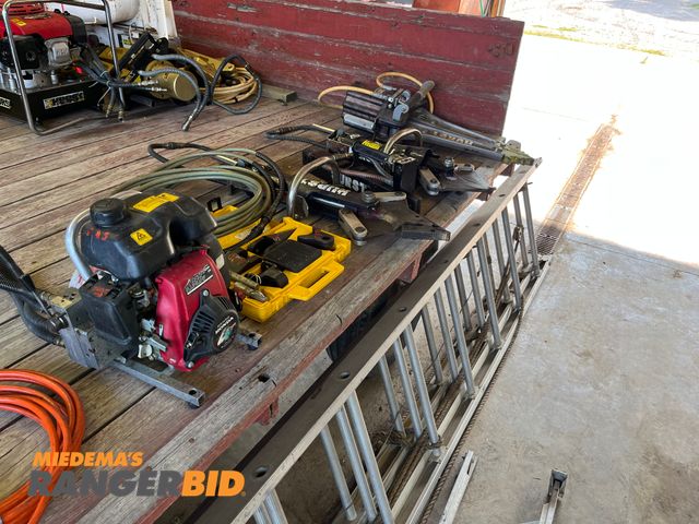 Lot 30-3533 - 1 Hurst Set of Jaws of Life Comes with what is shown here, including pump