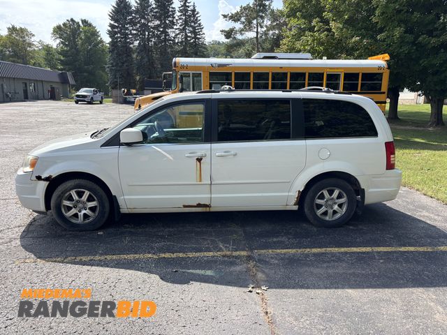 Lot 30-3219 - 2008 Chrysler Town and Country Mini Van FWD