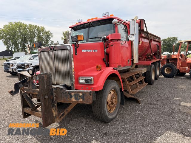 Lot 30-3601 - 2005 Western Star 4900 Dump Truck