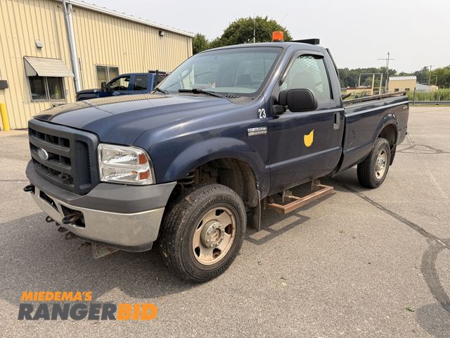 Lot 30-3912 - 2006 Ford F-250 Regular Cab Pickup Truck 4x4