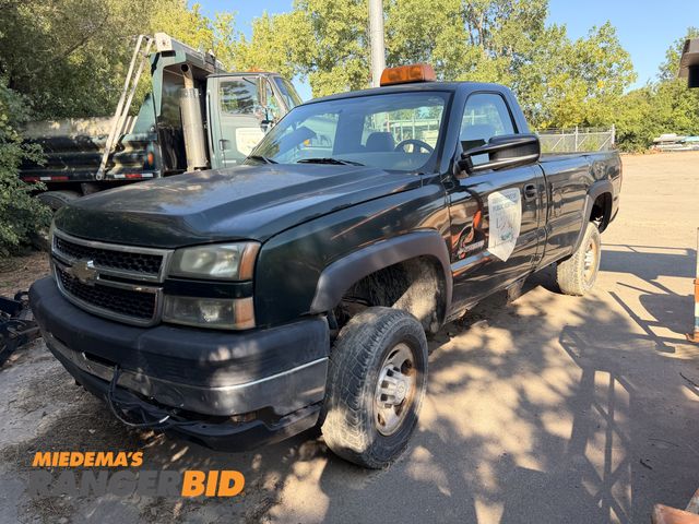 Lot 30-3220 - 2006 Chevrolet Silverado 2500 Regular Cab Pickup Truck 4x4