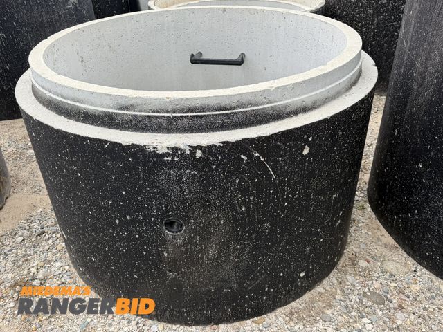 Lot 30-5866 - (1) concrete manhole tube with (1) 32" tall concrete manhole tube with 4' entry, and steps.