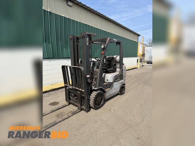 Lot 30-7725 - 2017 Nissan Mcpl02A25 Forklift Nissan forklift 3 stage with side shift 
5000 capacity run and drive ...