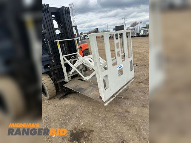 Lot 30-10432 - CASCADE 35E Push and Pull forklift attachment Great Shape
Call me for a video operating