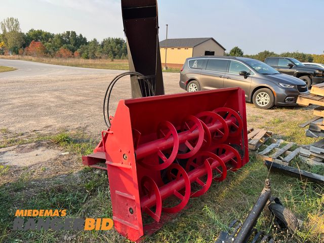 Lot 30-3413 - Loftness 8425R 7' Snowblower