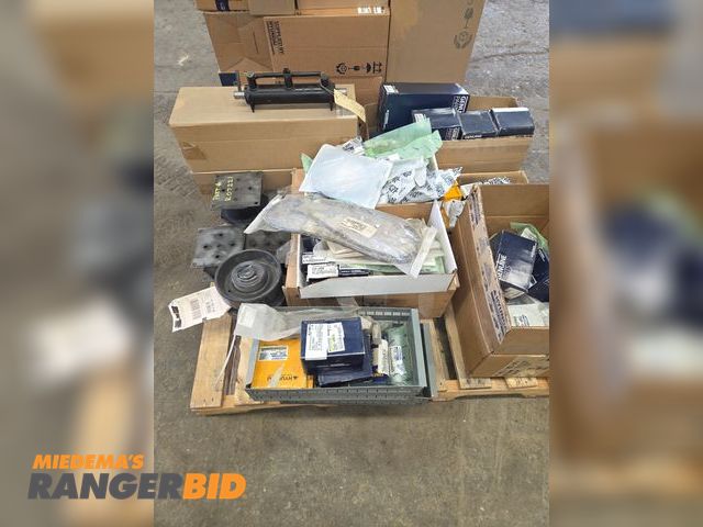 Lot 30-5030 - 2 pallets of NEW Hyundai parts for loaders and excavators (See parts list in the pictures)