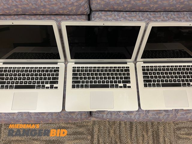 Lot 30-10080 - (3) MacBook Air Monterey