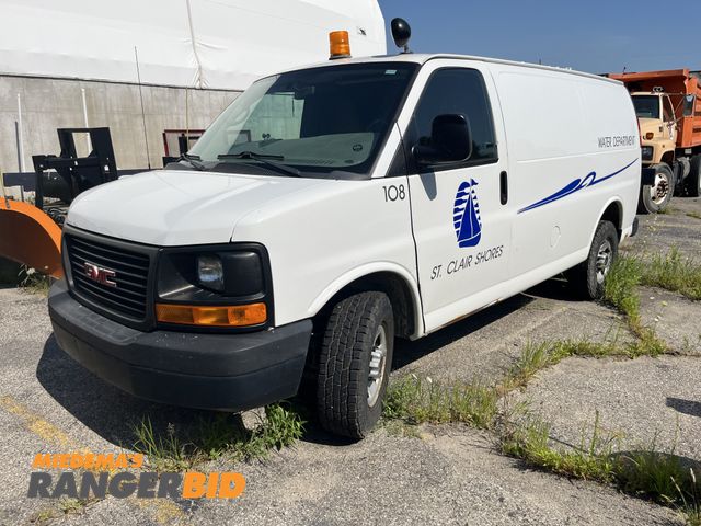 Lot 30-1596 - 2013 Chevrolet Savana with a 4.8L V8 engine. G2500 Cargo Van RWD