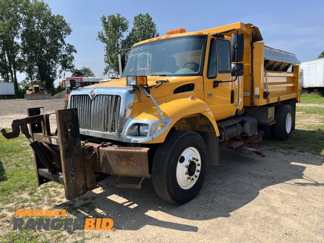 Lot 30-1101 - 2007 International 7400 SFA 4X2Bwith a 7.6L L6 DIESEL engine. Dump Truck