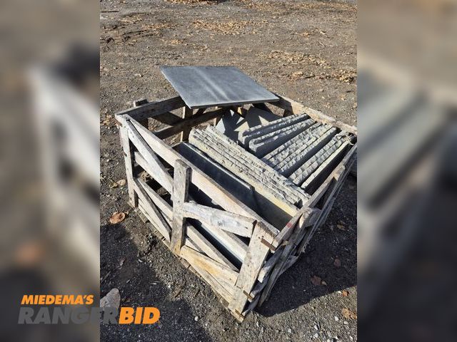 Lot 30-1283 - 3/4" x 24" x 24" Natural Stone Tiles