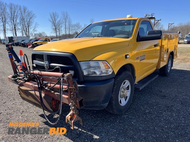 Lot 30-4319 - 2015 Dodge Ram 2500 with Service Body with 45,101 miles Regular Cab Pickup Truck RWD