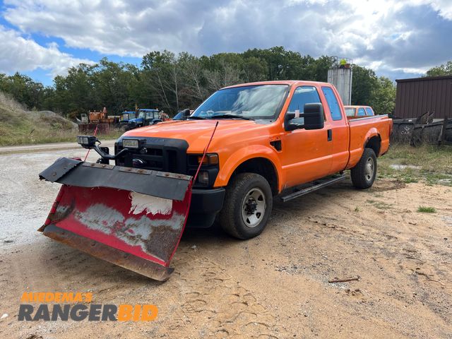 Lot 30-53906 - 2010 Ford F-250 Super Duty with a 5.4L V8 SOHC 16V engine. Comes with Boss V Plow Extended Cab Plow Truck 4x4