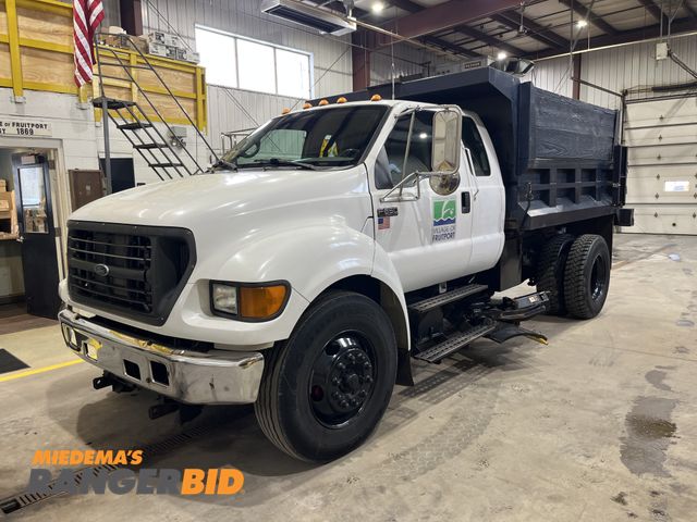 Lot 30-4594 - 2001 Ford F-650 4x2 Extended Cab with Hydraulic Brakes Dump Truck
