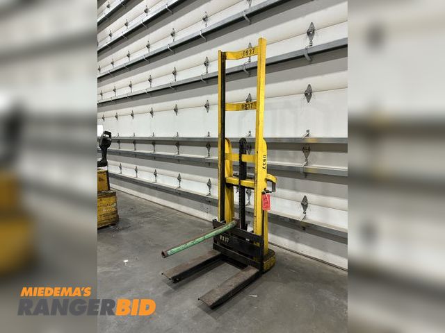 Lot 30-16769 - Big-Joe 1000LB Hydraulic Stacker, Model 2178