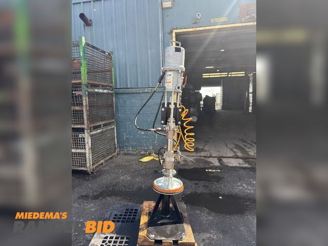 Lot 30-34 - Graco industrial air-powered ram-mounted pump/unloader system - designed for transferring and dispen...