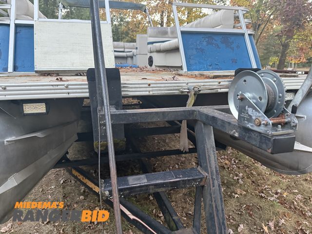 Lot 30-10746 - 1998 Merc Float Pontoon Boat